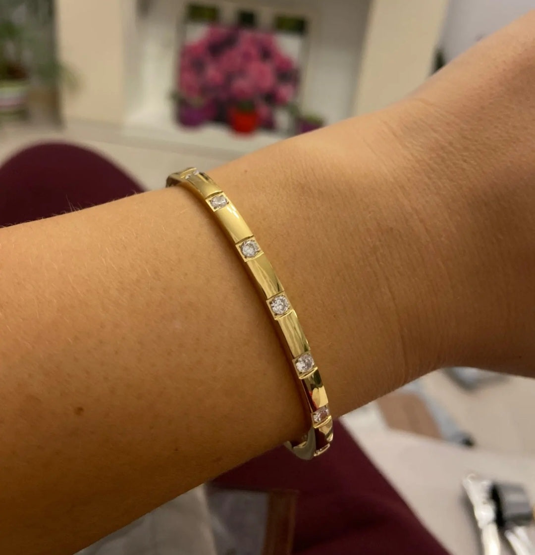 Sauna Zircon Bangle - Gold