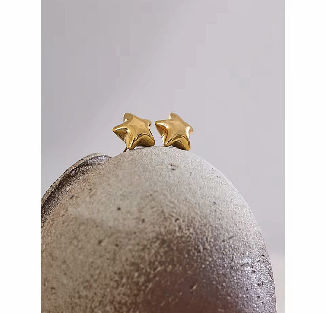 Star Studs - Gold